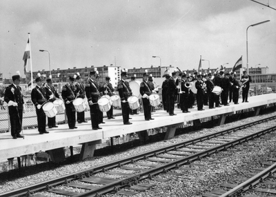 171882 Afbeelding van het N.S.-harmonieorkest tijdens de opening van het nieuwe N.S.-station Vlaardingen West te Vlaardingen.
